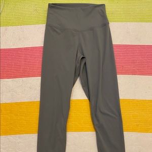 NWOT NVGTN MIST SIGNATURE LEGGINGS (GRAY, SIZE SM)